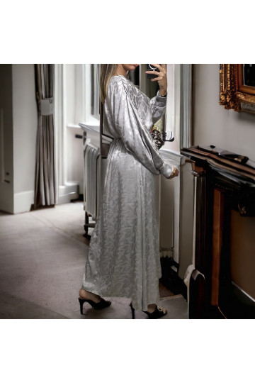 Longue robe cache coeur grise matière brillante à motif - 1
